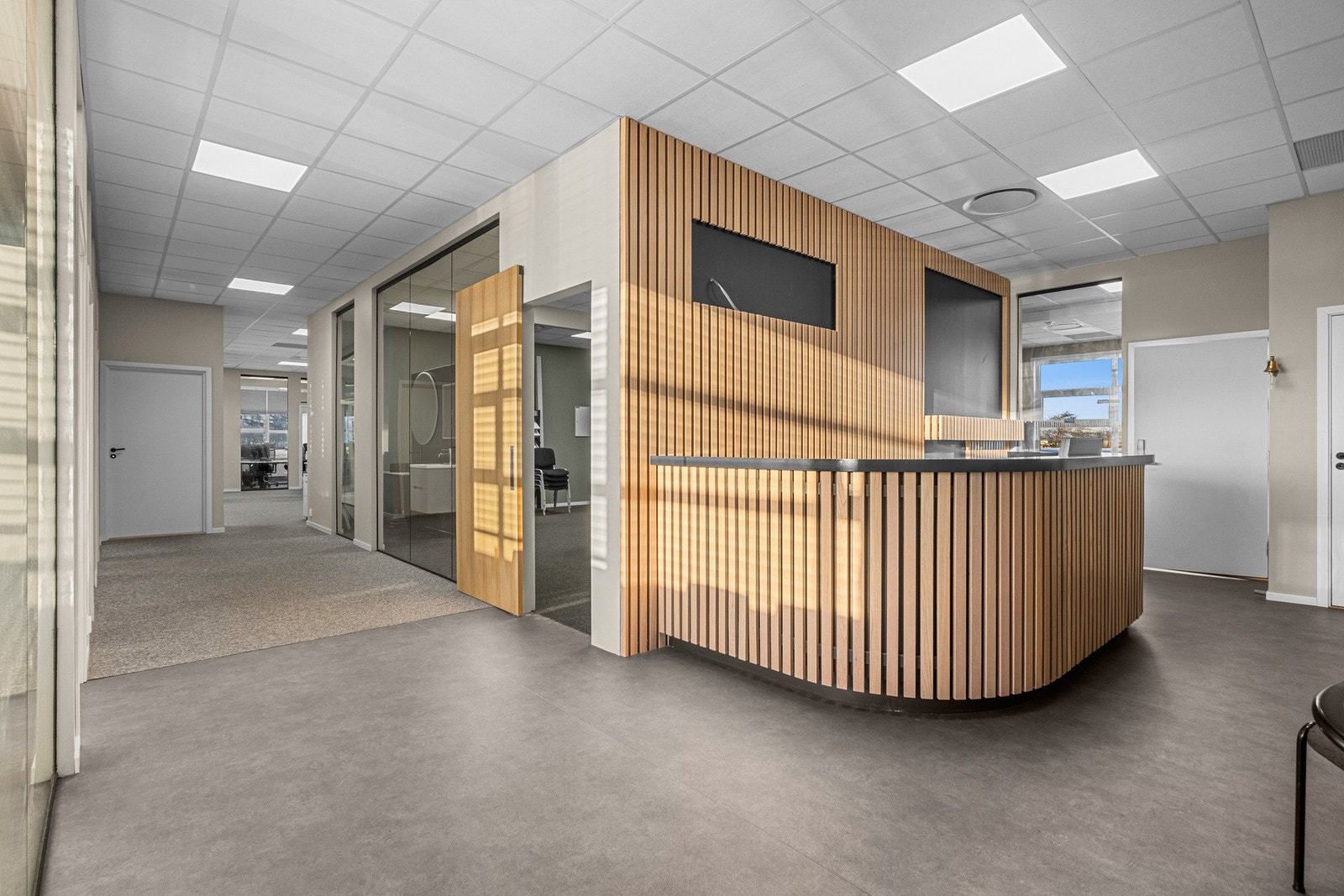 Velkommen til flotte kontorlokaler på Tempe!
Innbydende entré som skjermer arbeidsplassene innenfor. Galleribilde