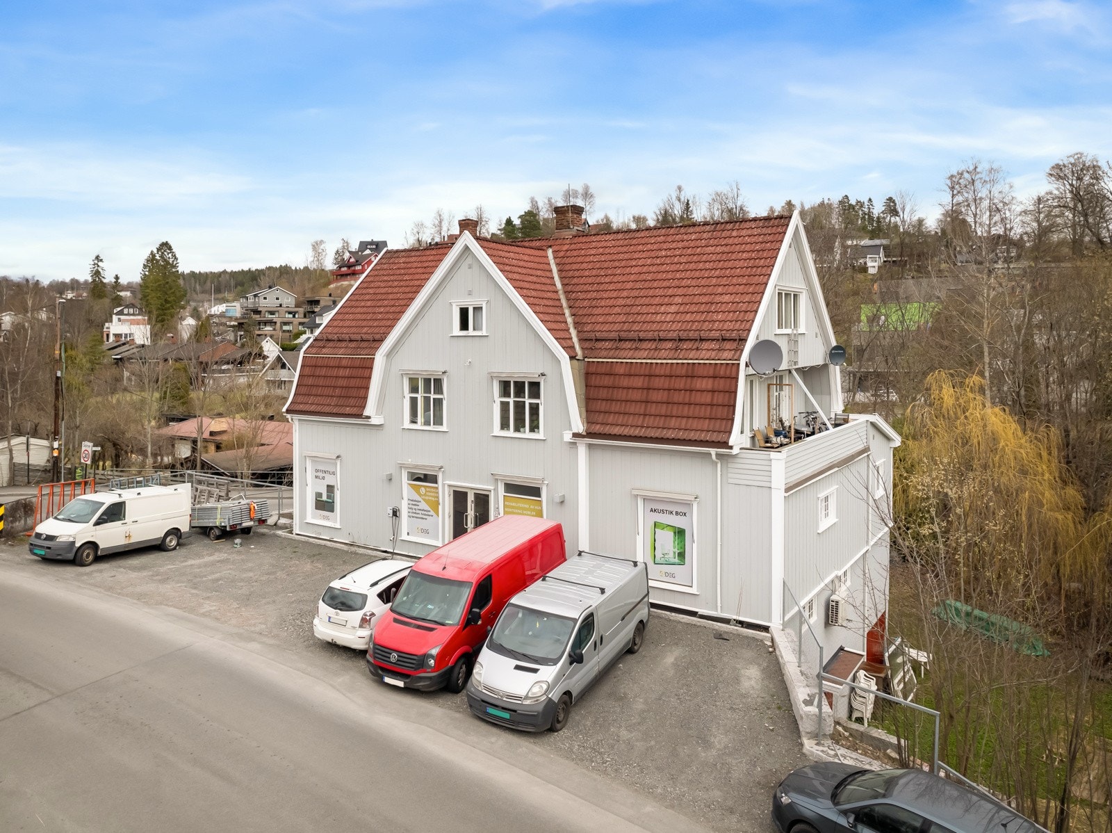 Stor parkeringsplass ut mot Billingstadveien med god plass til flere biler. Galleribilde