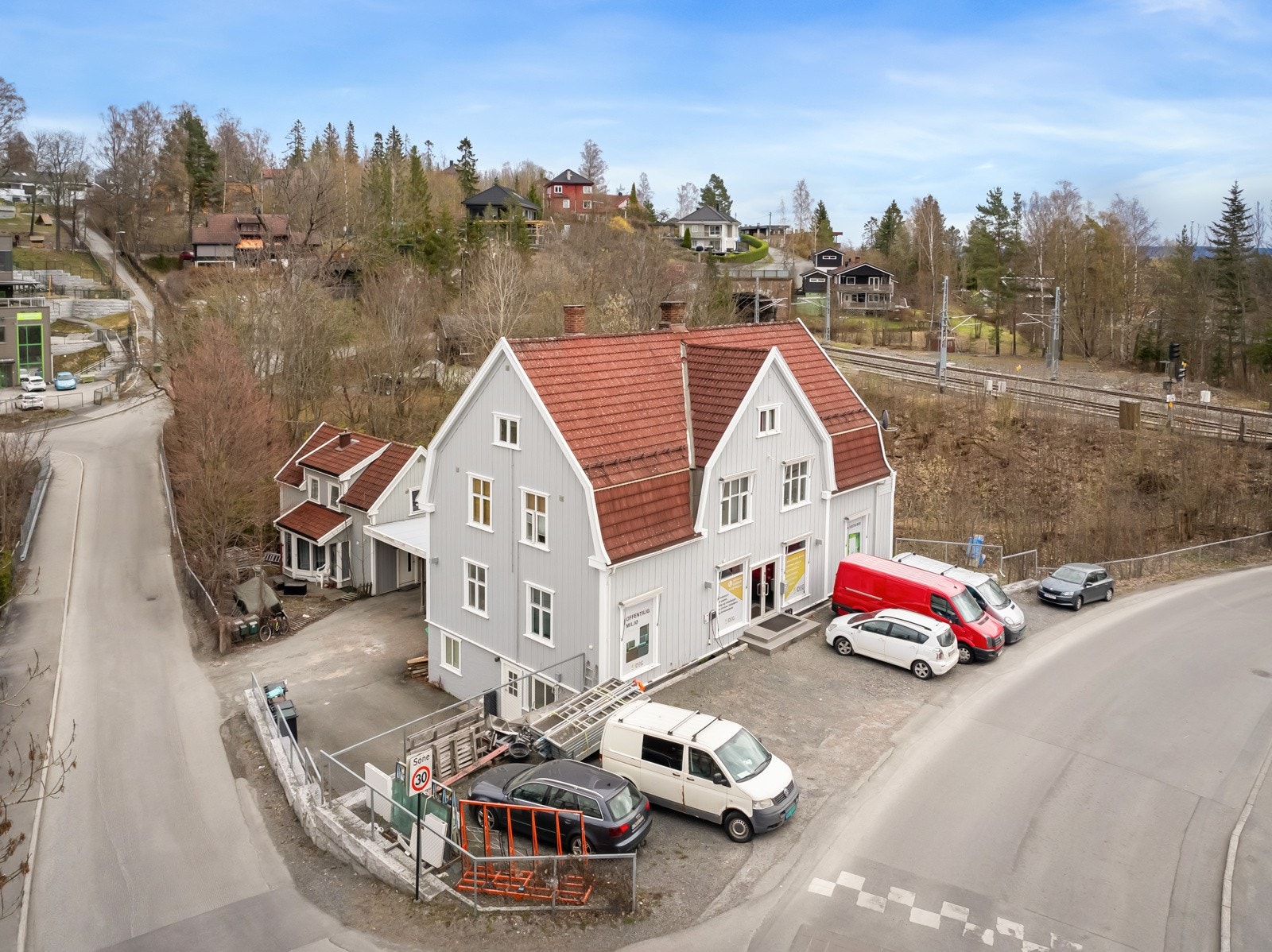 Næring/bolig-bygg med muligheter for utviking. Galleribilde