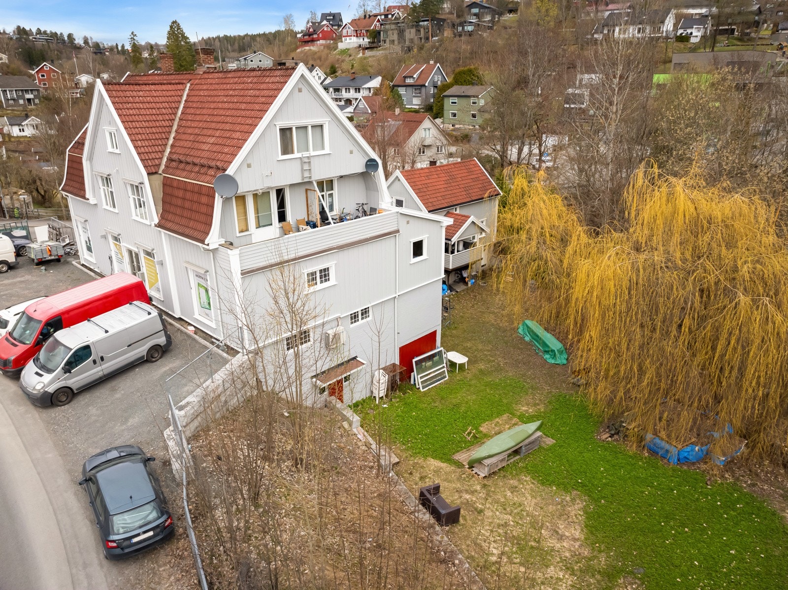 Boligen har et totalt bruksareal på 584 kvm fordelt over fire etasjer. Galleribilde