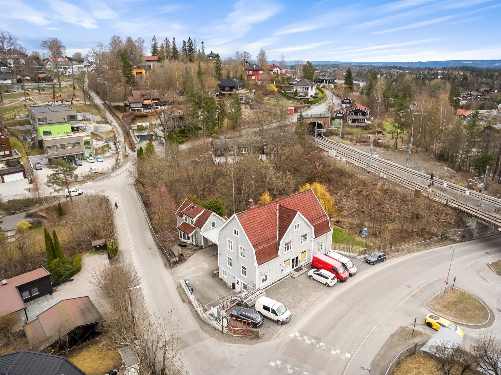 Området byr på et rikt utvalg av servicetilbud, offentlig kommunikasjon og rekreasjonsmuligheter. Galleribilde