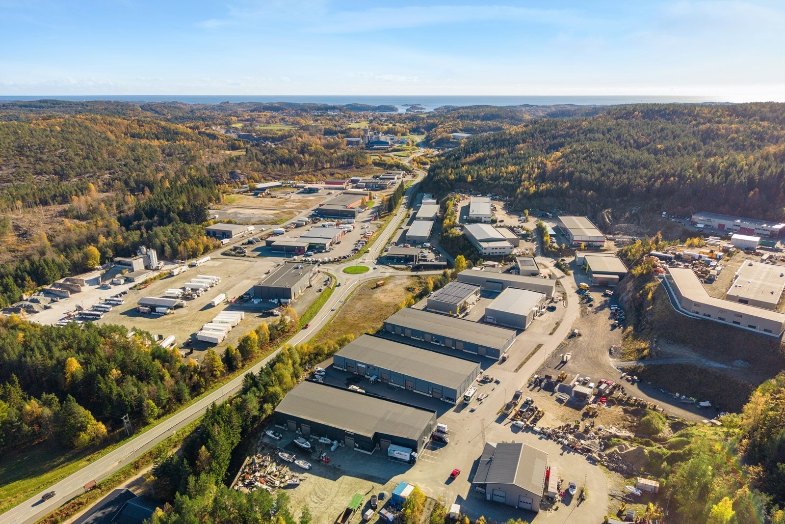 Bygget ligger innerst i blindvei i område med lagerbygg og service relatert virksomhet. Galleribilde