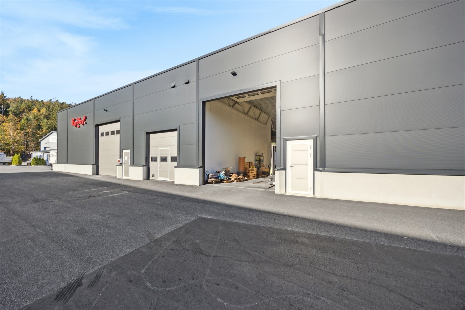 Innkjøring på sydsiden av bygget. Galleribilde