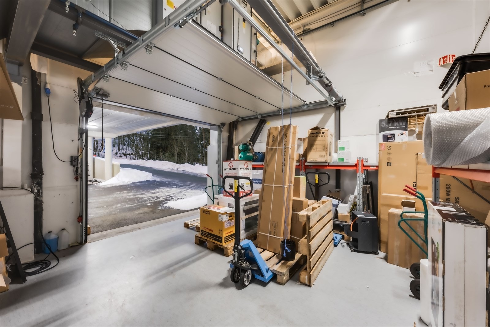 Lager med rulleport i tilknytning til lokalene. Galleribilde