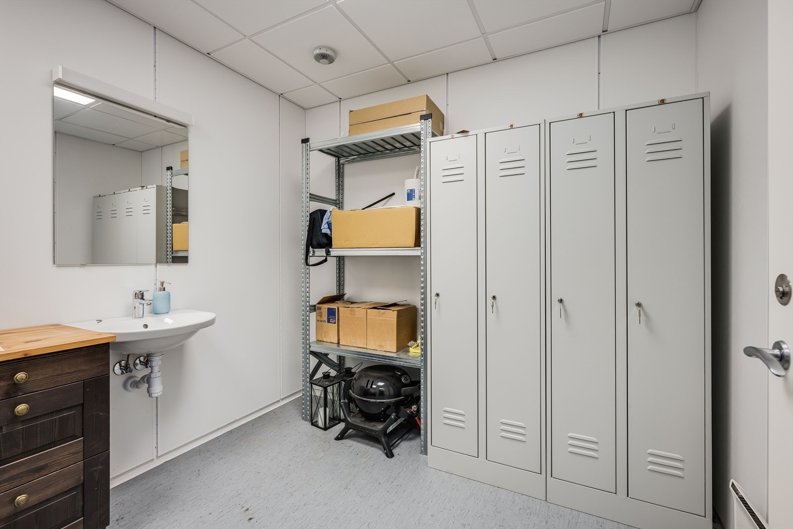 Ansattegarderobe med dusj. Galleribilde