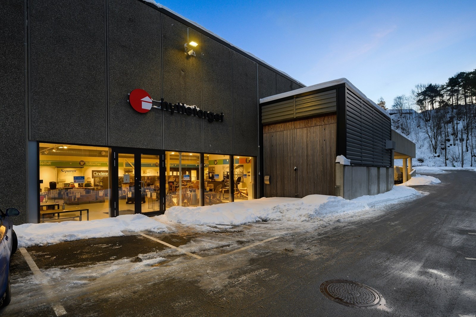 Parkering rett utenfor inngangen til handelslokalene Galleribilde