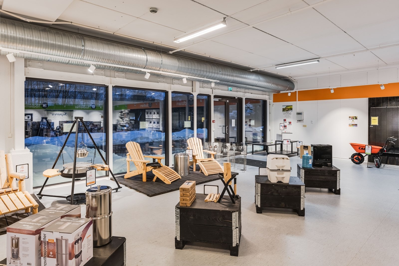 Effektivt handelslokale med ca. 3,5 meter takhøyde. Galleribilde