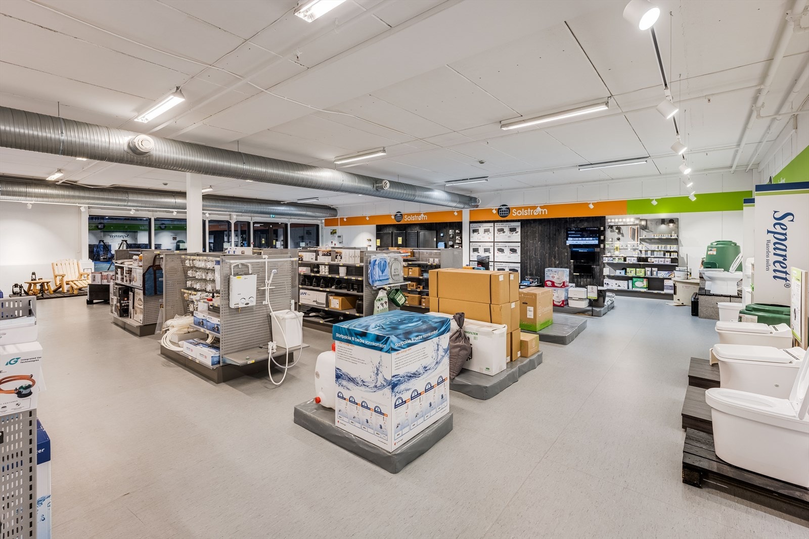 Effektivt handelslokale med ca. 3,5 meter takhøyde. Galleribilde