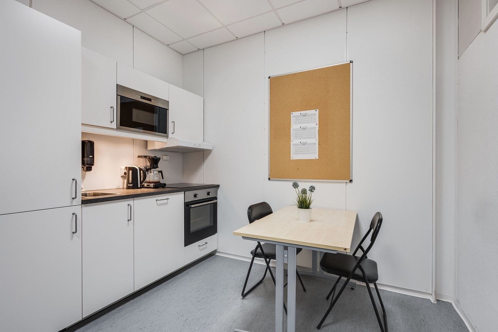 Personalrom med kjøkken og spiseplass. Galleribilde