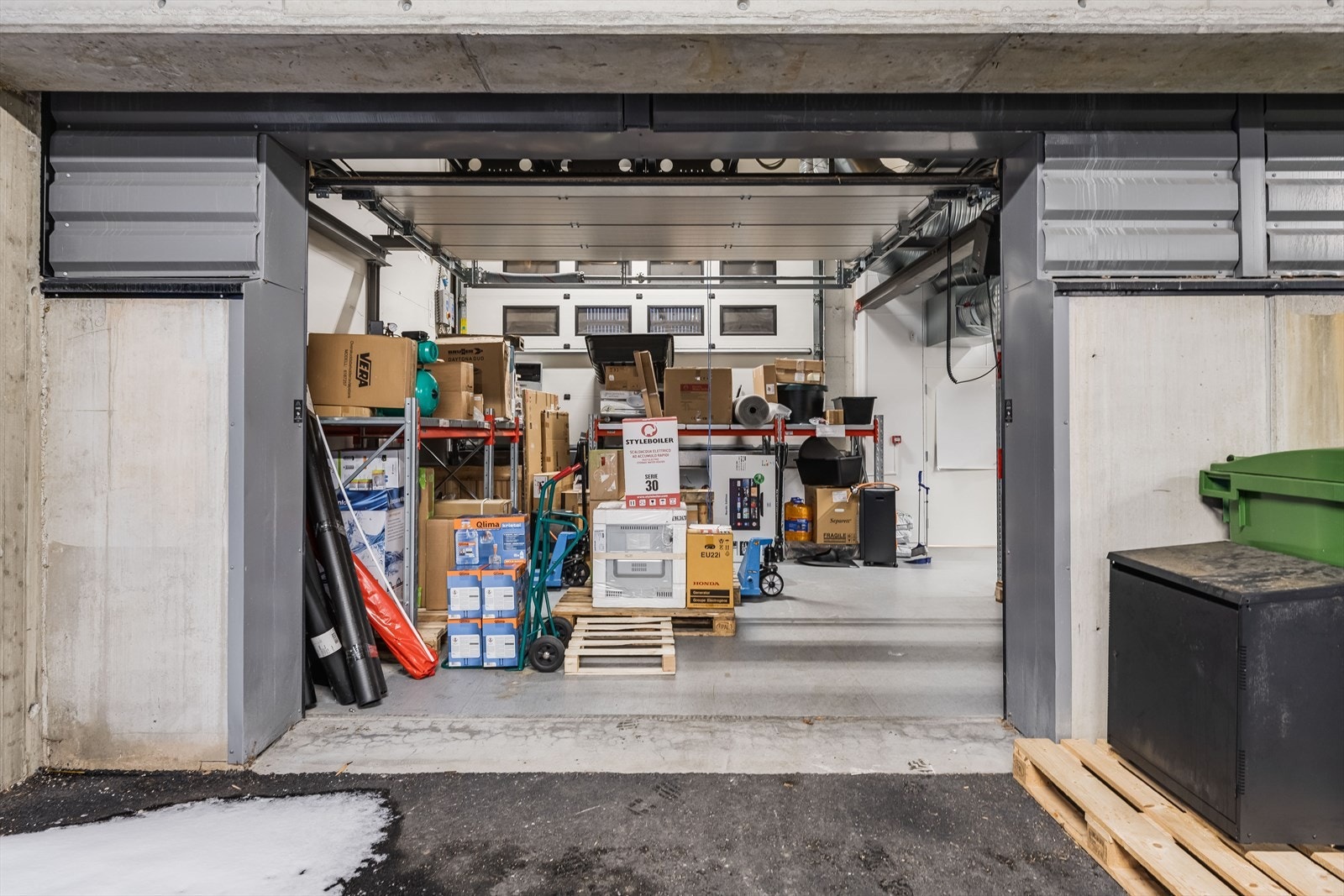 Lager med rulleport i tilknytning til lokalene. Galleribilde