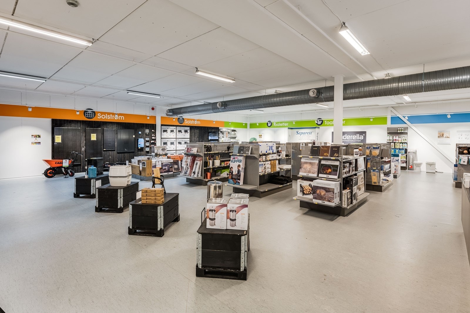 Effektivt handelslokale med ca. 3,5 meter takhøyde. Galleribilde