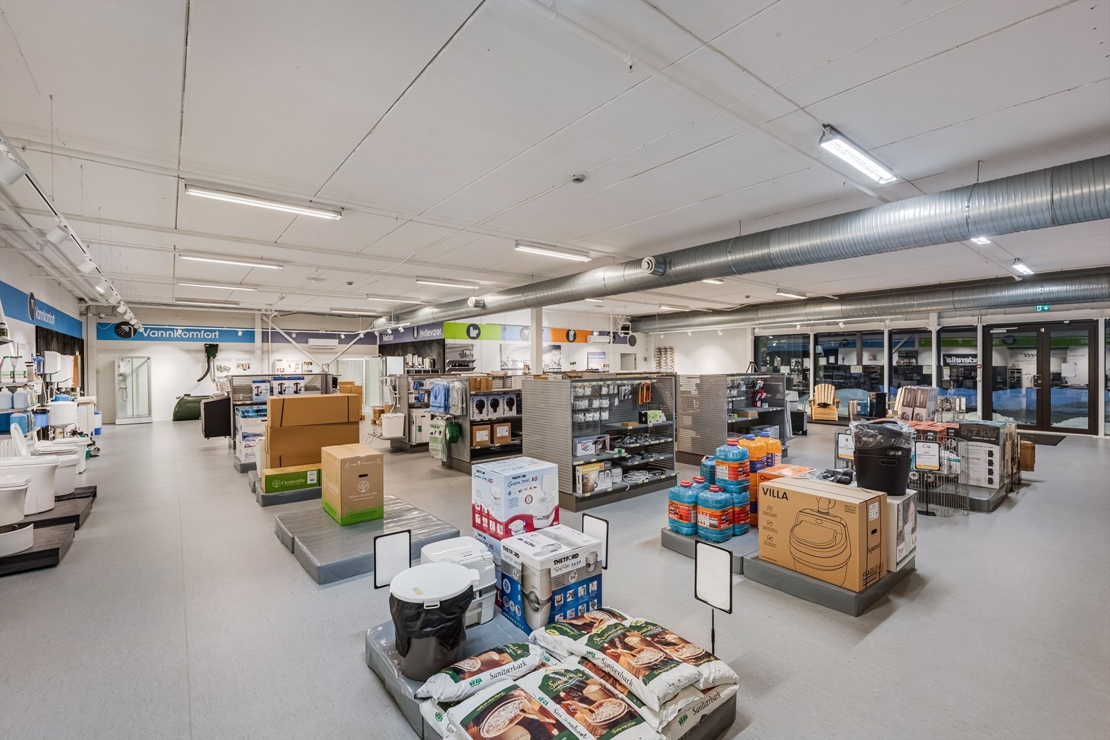 Effektivt handelslokale med ca. 3,5 meter takhøyde. Galleribilde