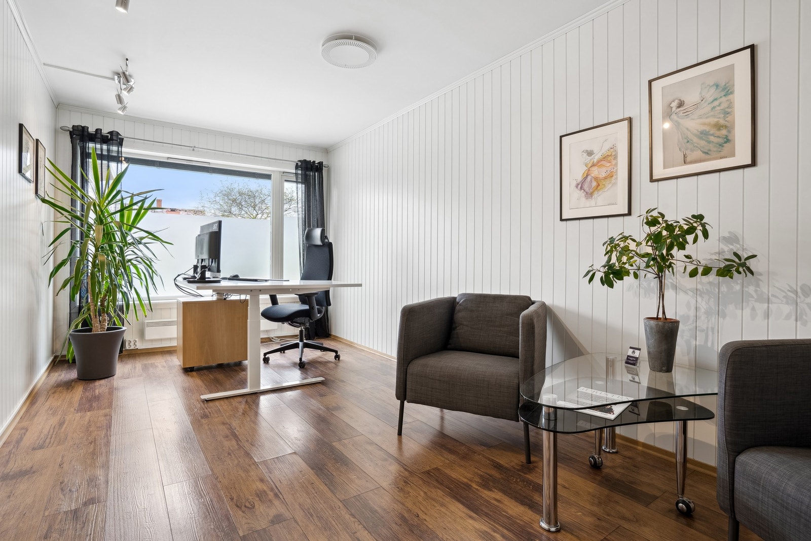 Det er montert elektrisk markise på kontoret i 1. etasje Galleribilde