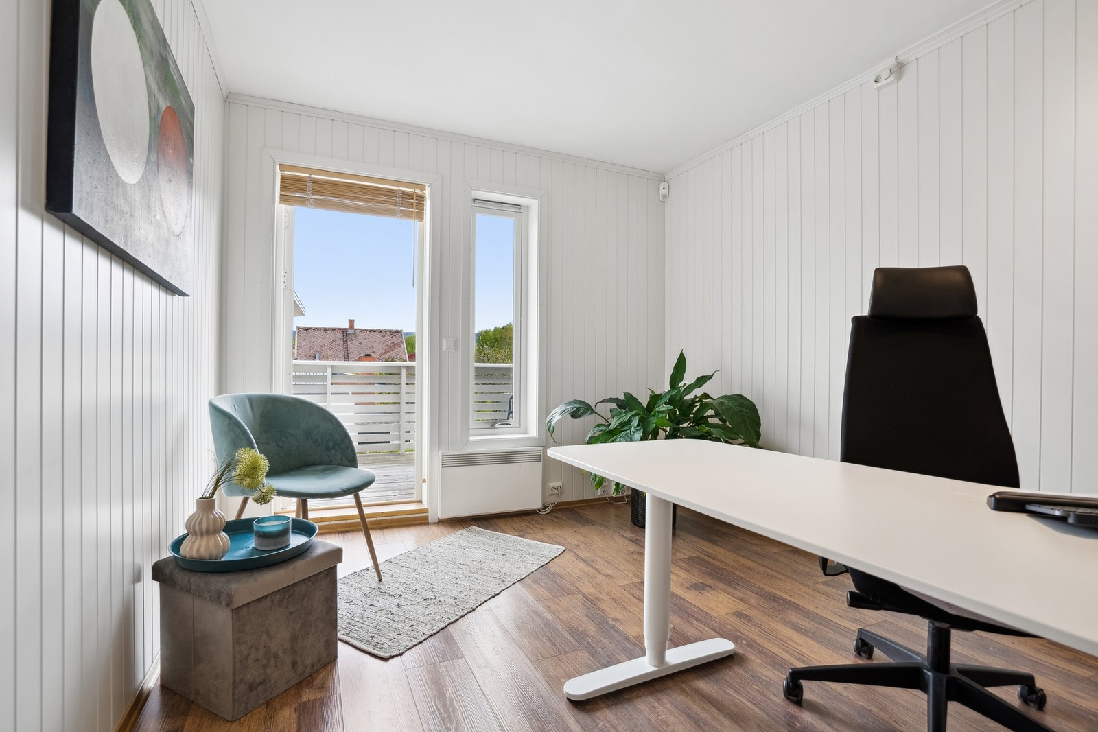 Det er 4 enheter i rekka, og resten er boliger, så det kan være mulig å få omregulert denne enheten til det også Galleribilde