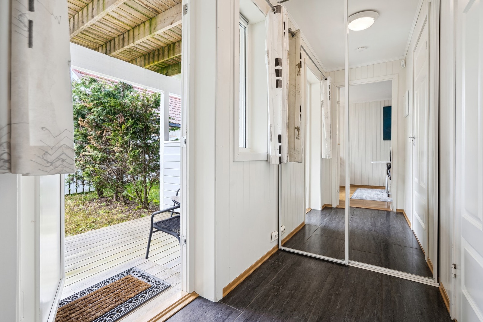 Inngang på baksiden av bygget. Denne delen har tidligere vært utleid som hybel Galleribilde