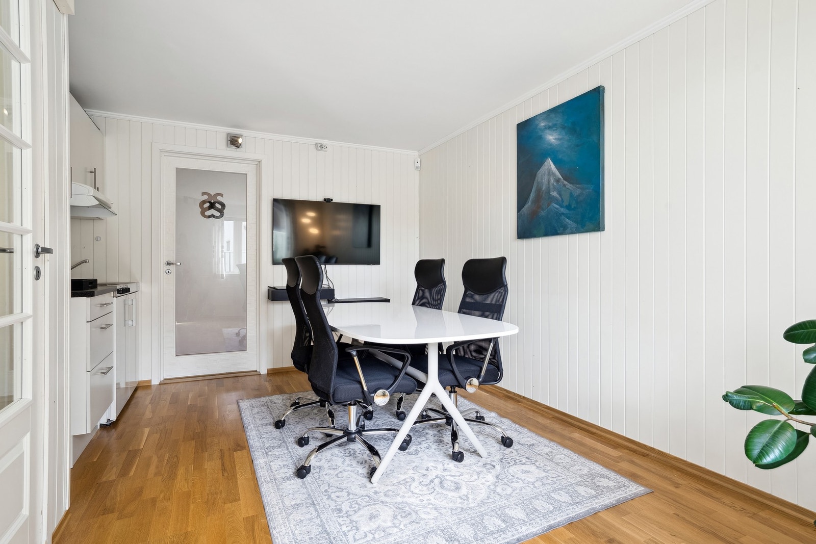 Det er kjøkken i begge etasjer Galleribilde