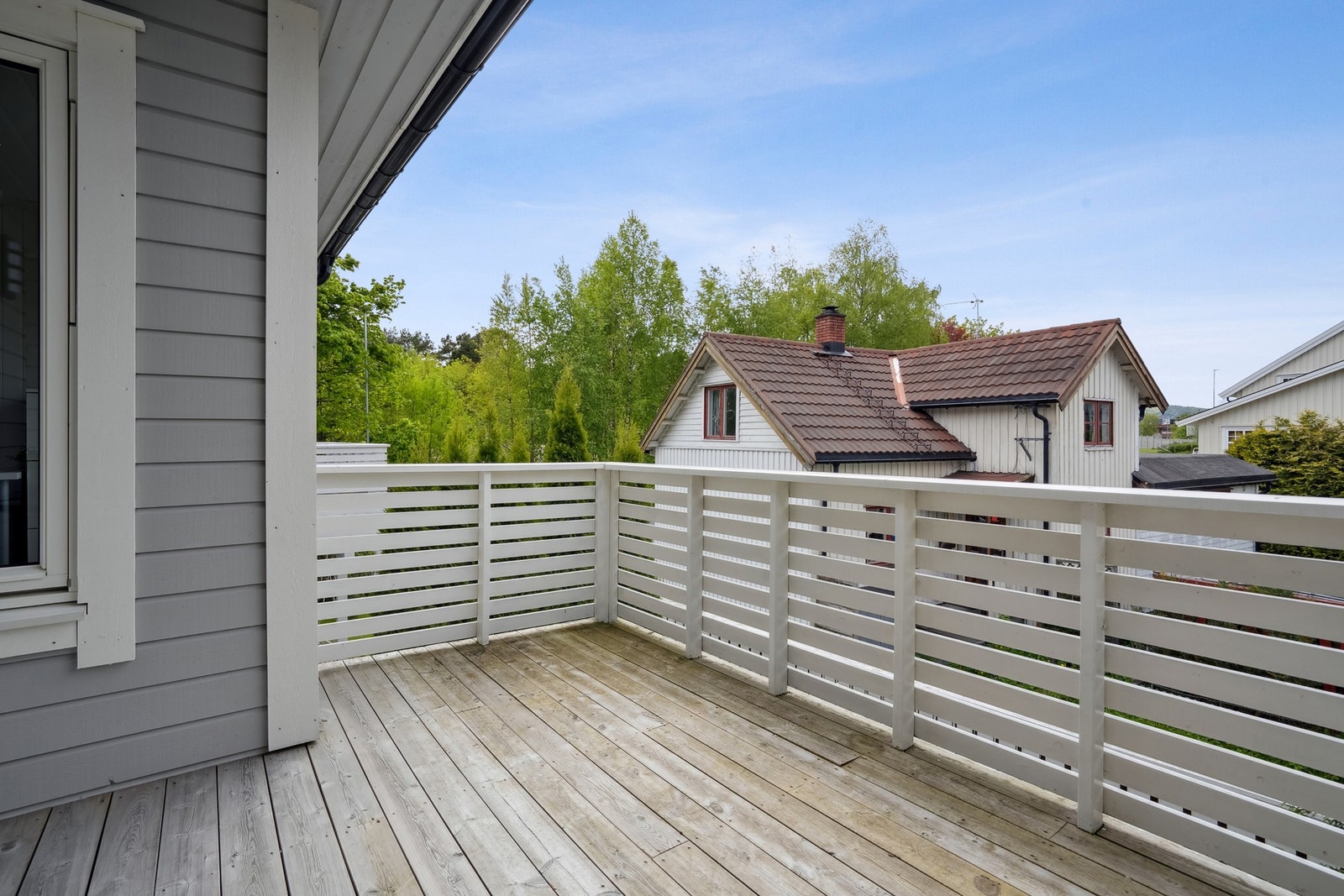 Eiendommen har flere uteplasser, både mot nordvest og mot sørøst Galleribilde