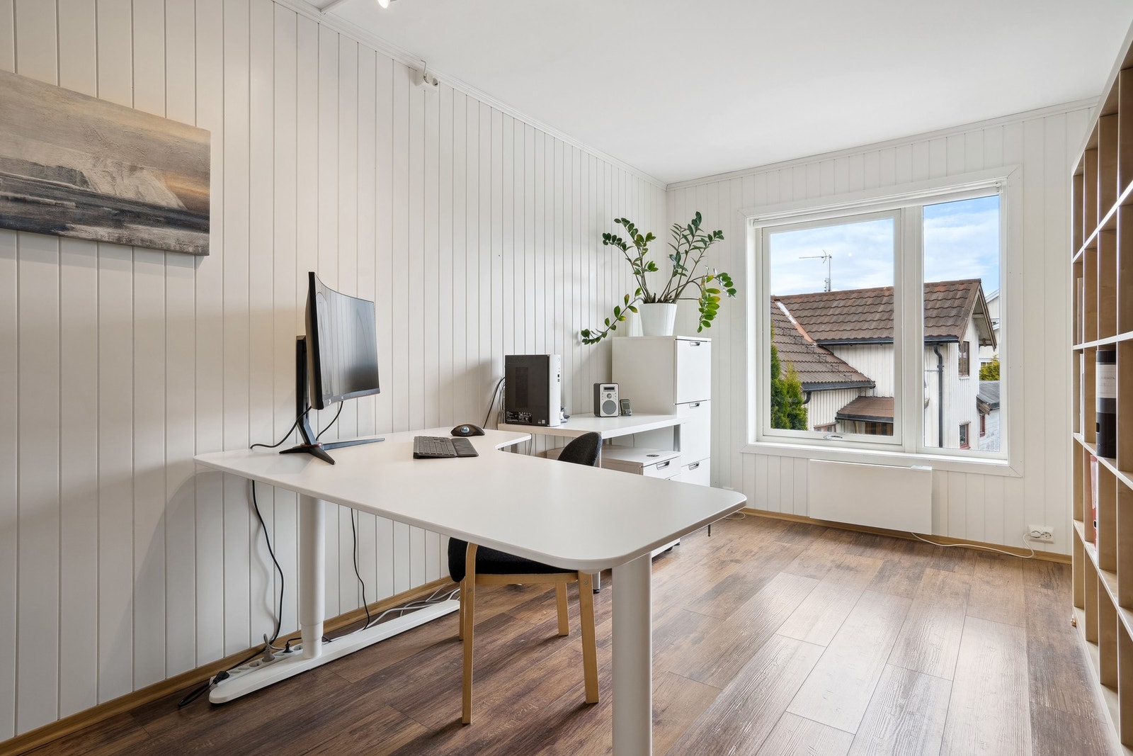 Det ble lagt et slitesterkt laminatgulv av merket Berry Alloc før innflytting, og det har holdt seg svært godt Galleribilde