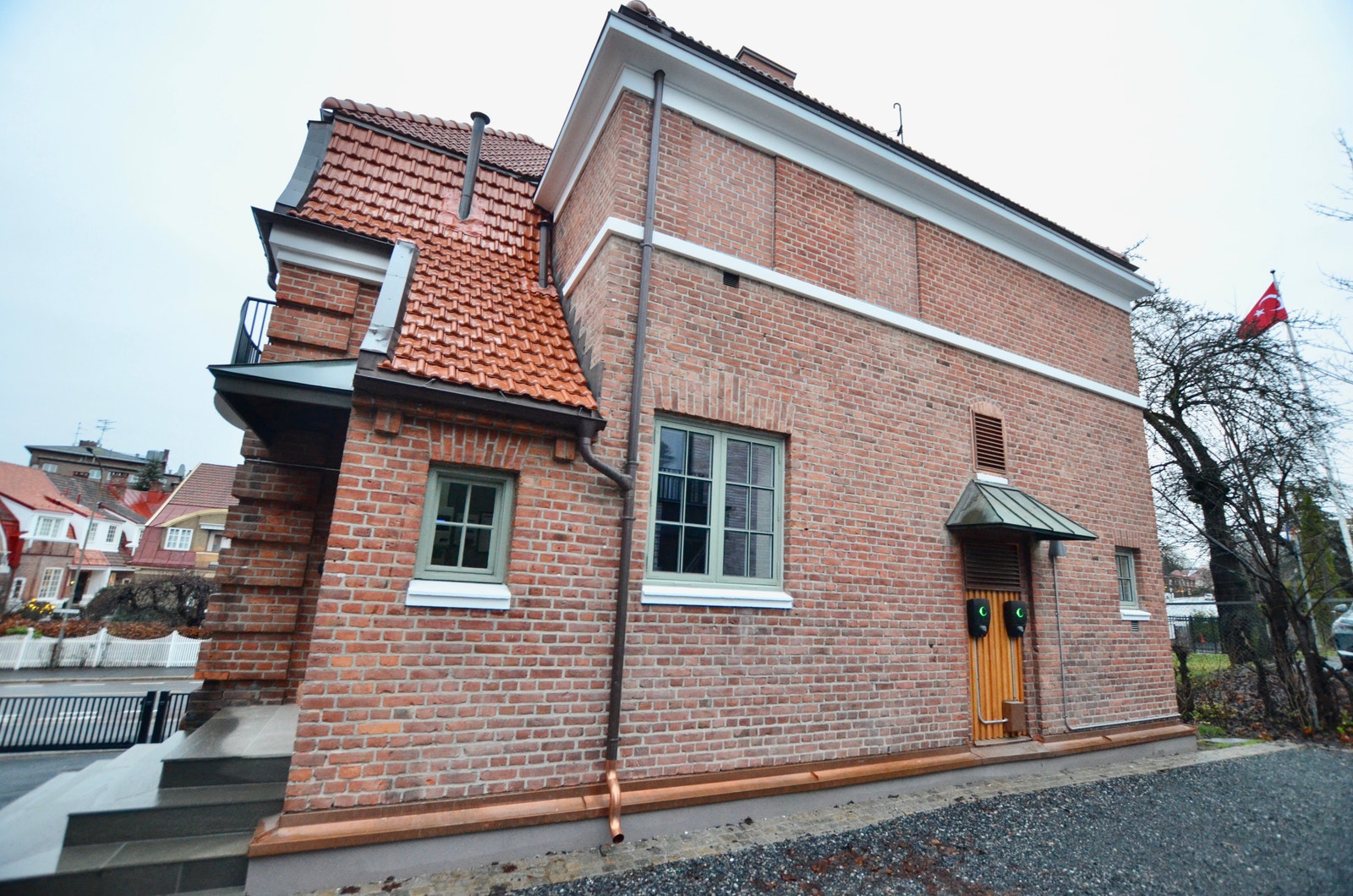 fasade øst, 2 biloppstillingsplasser med ladestasjon for el bil Galleribilde