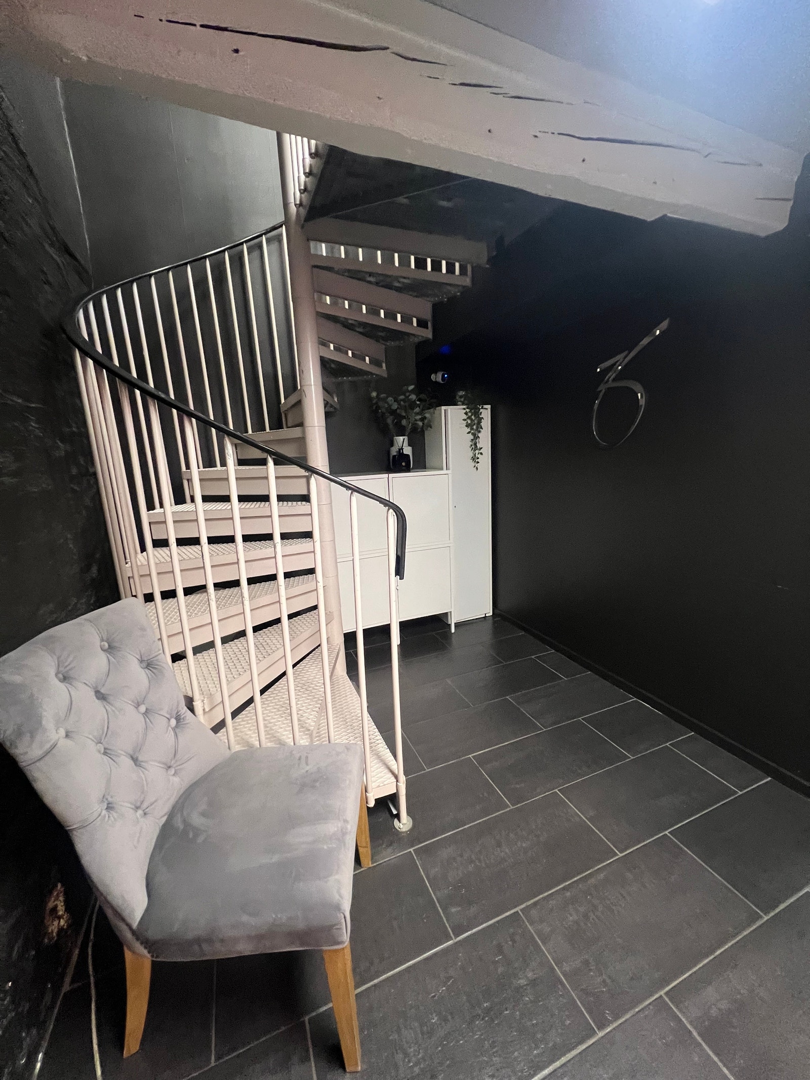 Trapp ned i under etasje, der er det toalett, kjøkken og noen rom som kan fungere fint til lager og annet Galleribilde