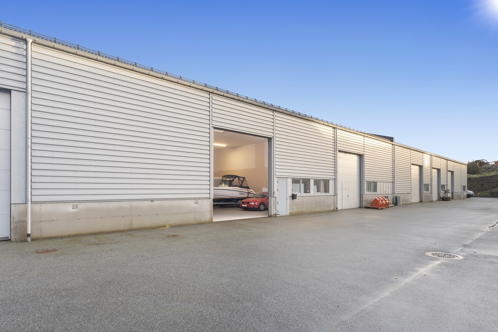 Romslig hall på 250kvm + mesanin Galleribilde