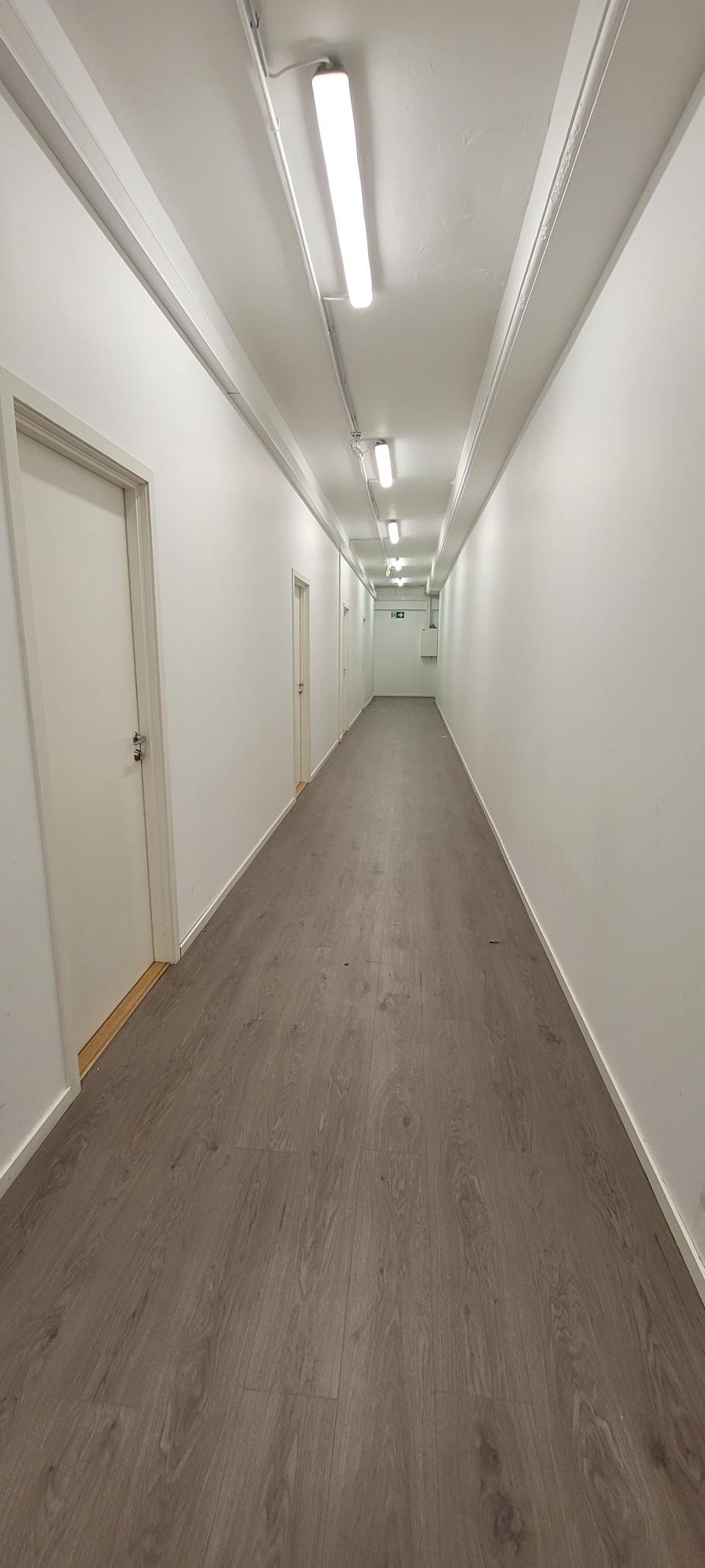 Korridor utenfor kontorer Galleribilde