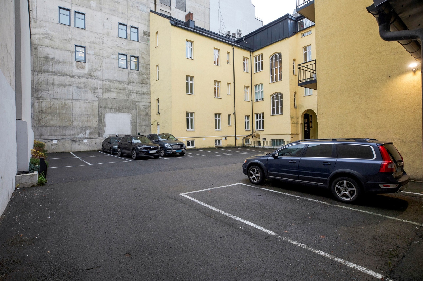 Lokalene ligger på bakkeplan, med inngang fra bakgården (Lokaler er lokalisert nede til venstre på bildet). Galleribilde
