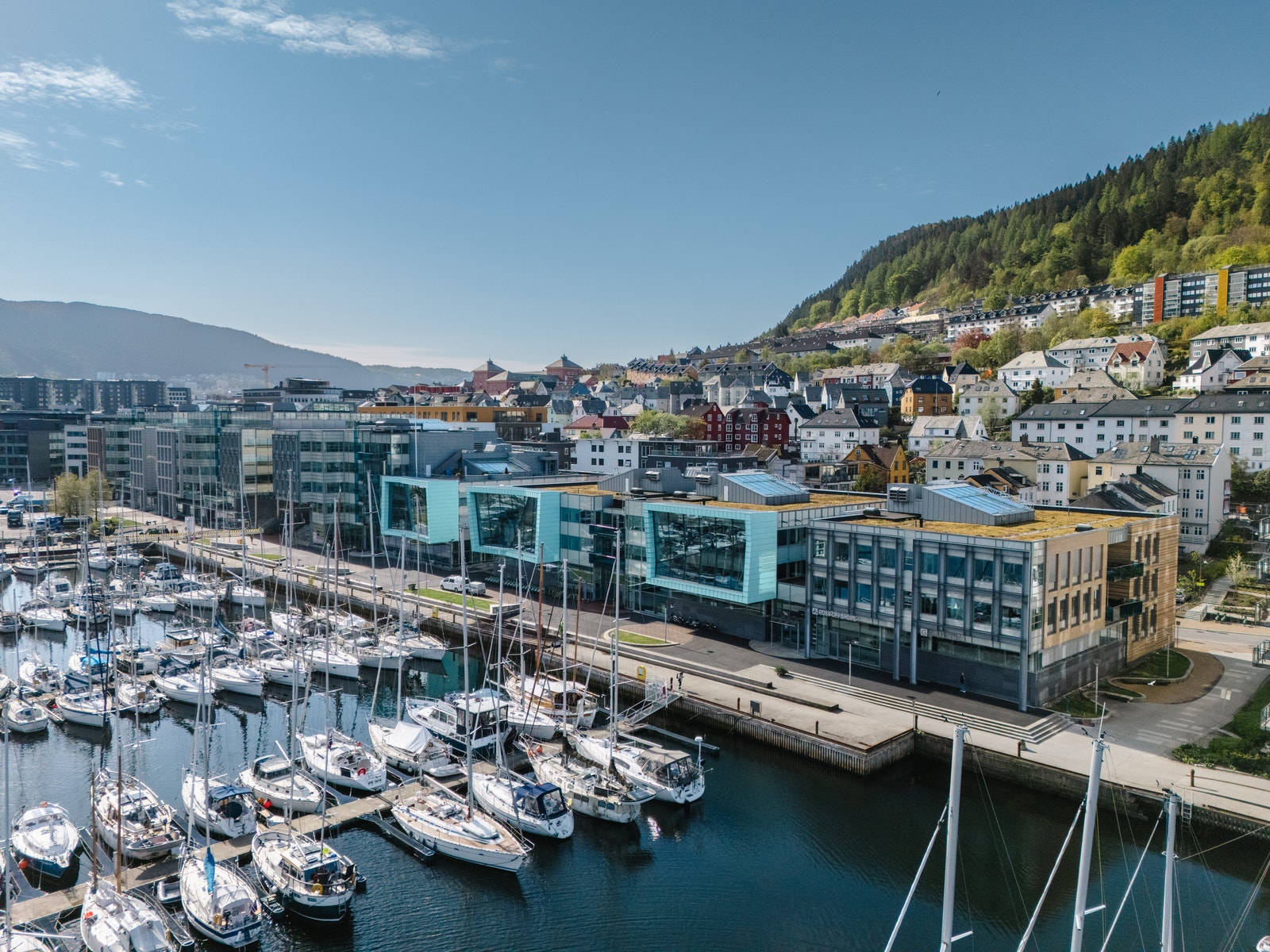 De ledige lokalene ligger i nest øverste etasje i bygget til høyre. Galleribilde