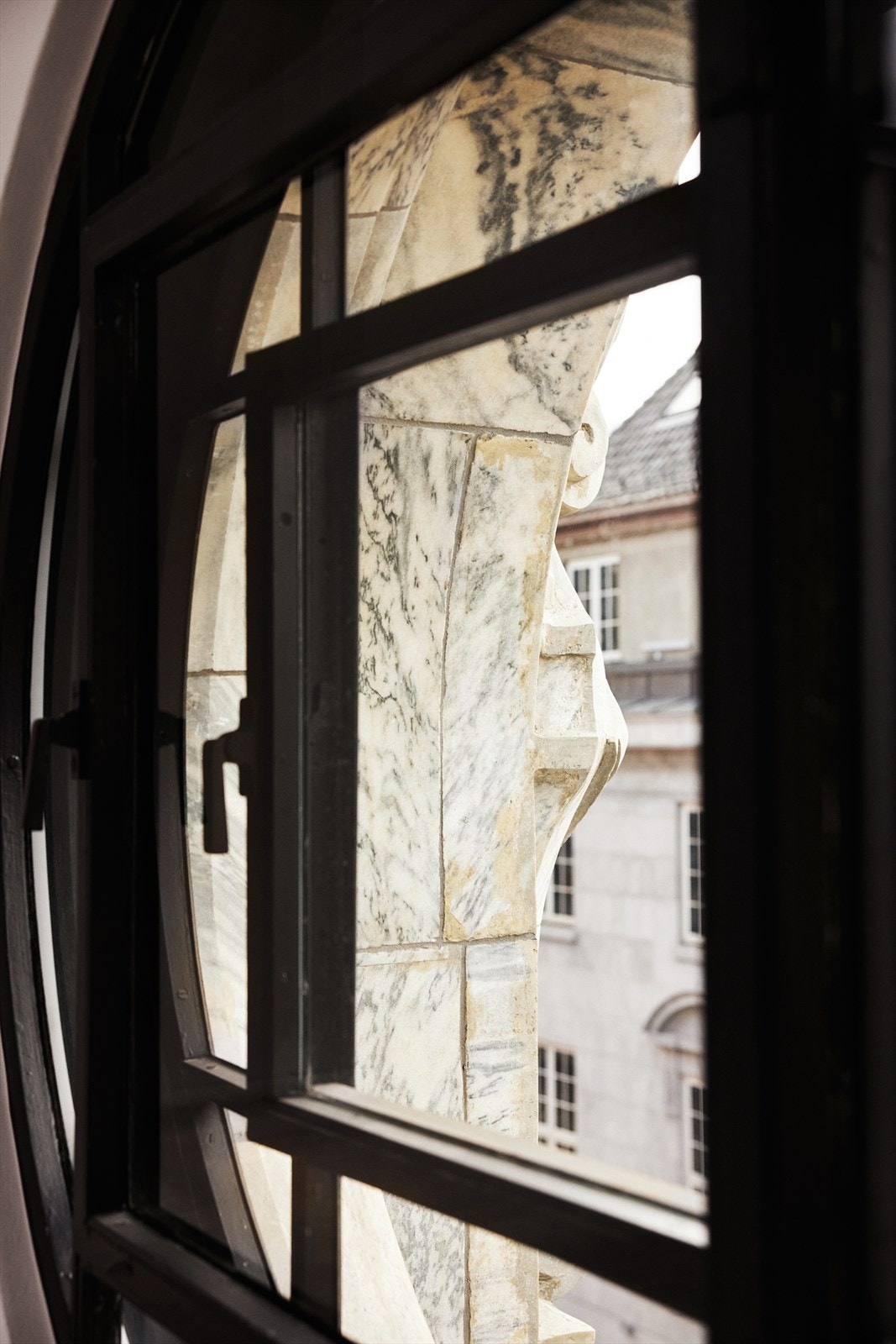 Fasade med vinduer i ulik utforming og størrelse Galleribilde