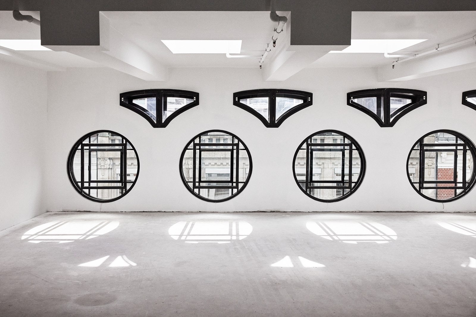 God takhøyde og spennende vinduer i inngangspartiet Galleribilde