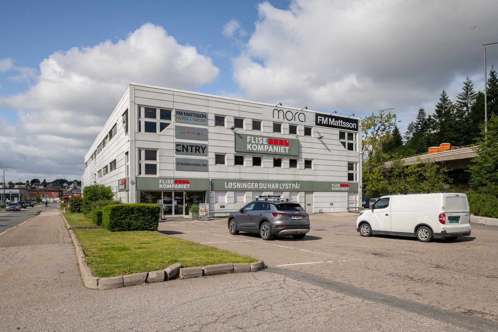 Det er godt med parkering på eiendommen Galleribilde