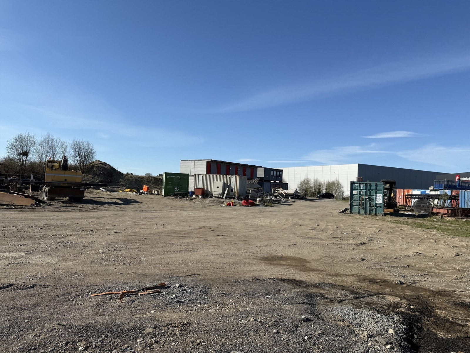 Infrastruktur for vann og kloakk ligger klart i tomtegrensen. I området er veier, fortau, gatebelysning, høyspent og kommunikasjon etablert. Galleribilde