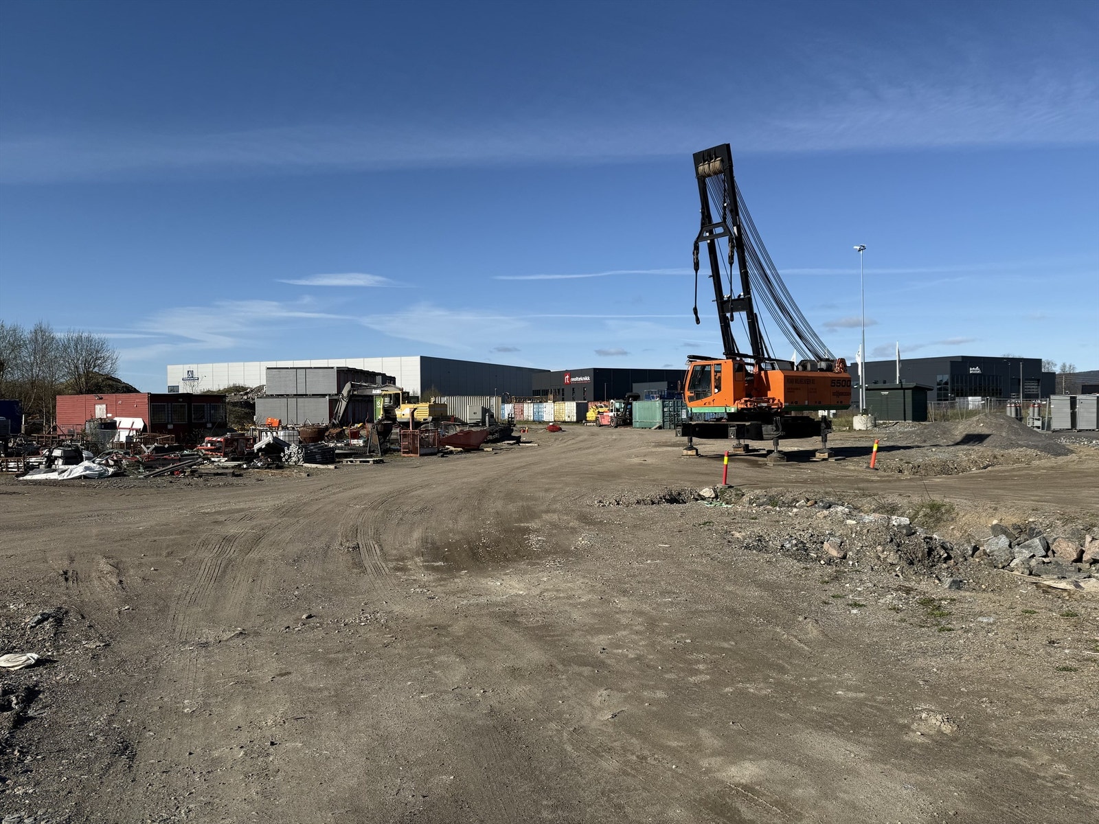 Tomten kan bebygges med maks. BYA 50% (fotavtrykk for bygningskroppen) over 3 plan med mulighet for loft. Galleribilde