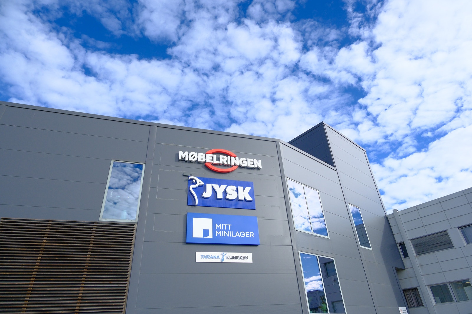 Du finner oss i samme bygg som Møbelringen og Jysk ! Galleribilde