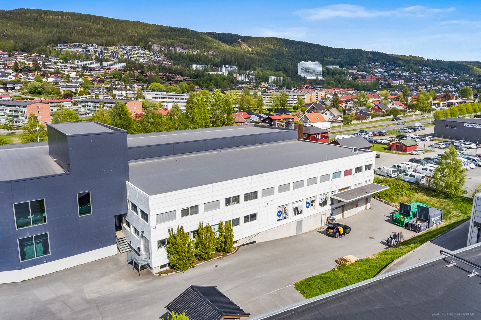 Vi har stor inngang til lageret, og du kan bruke både jekketraller og annet flytteutstyr. Galleribilde