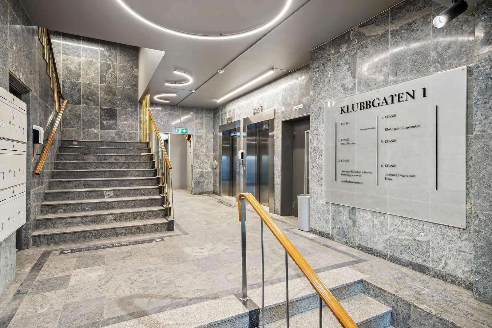 Inngangspartiet er nylig pusset opp og fått nye heiser Galleribilde