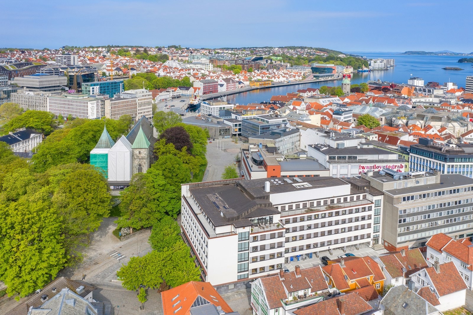 Oversiktsbilde mot torget og vågen Galleribilde