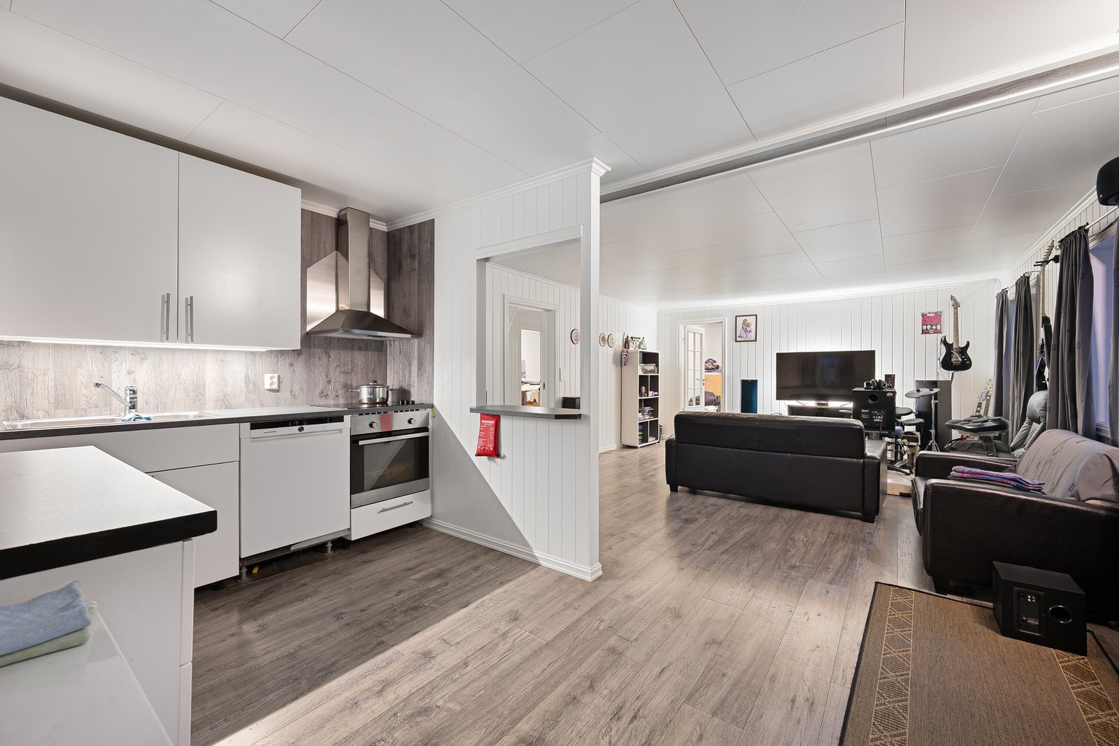 Leiligheten er nylig oppusset og inneholder noen gjenstående arbeider Galleribilde