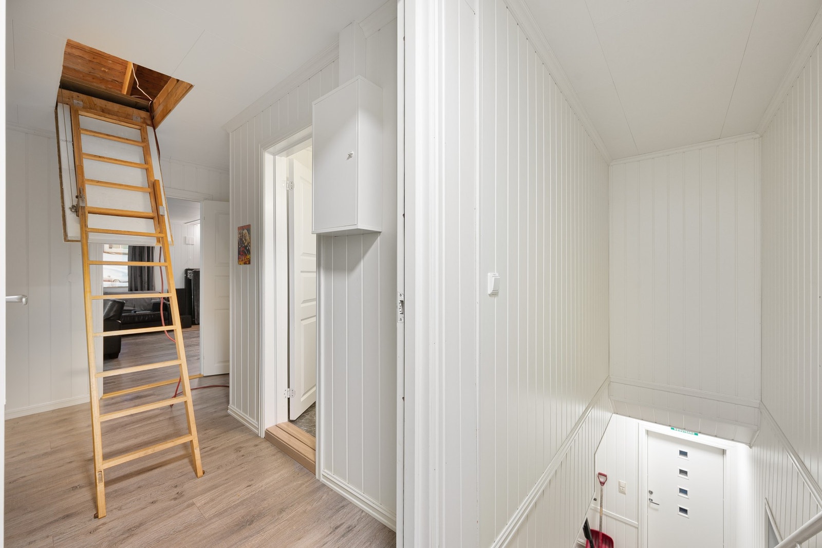 Gang - trapp ned til hovedinngang som Galleribilde