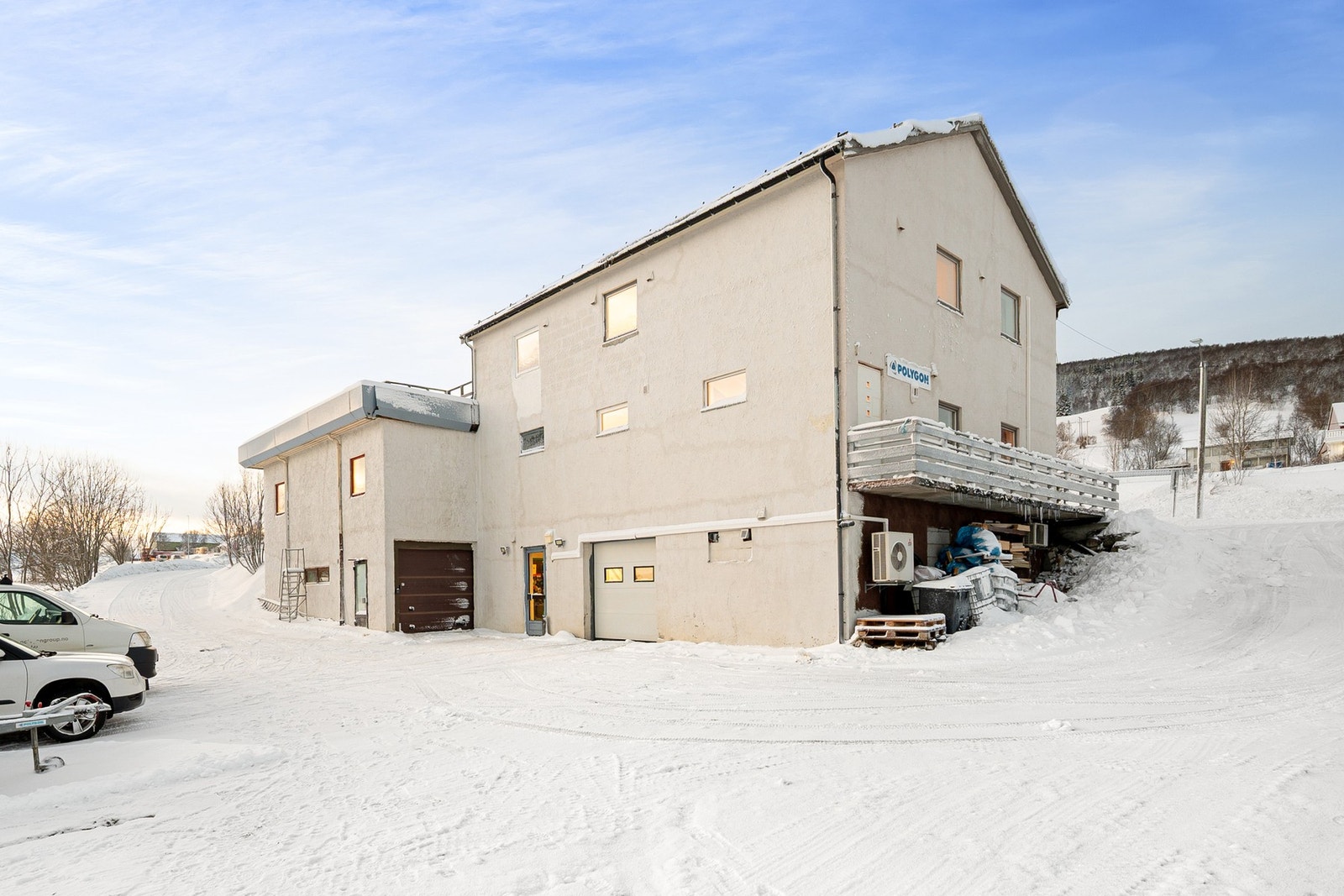 På bakside av bygningen er det gode parkeringsmuligheter Galleribilde