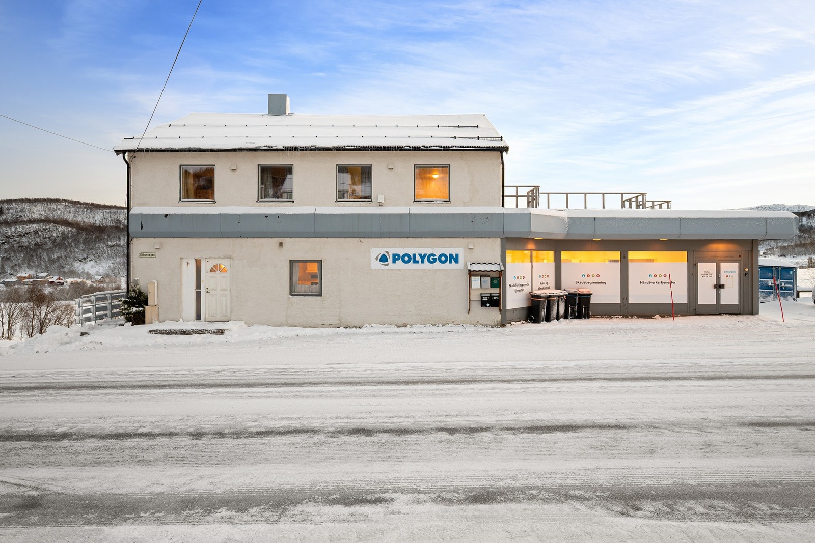 Næringseiendom med kontorer/lager/arbeidshall/garasje og to utleieboliger Galleribilde