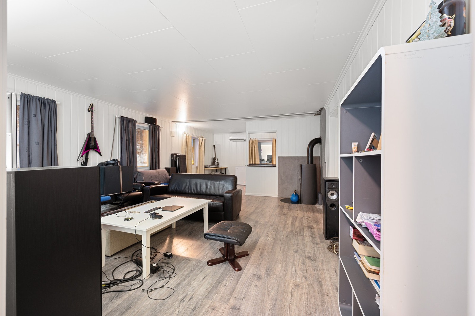 Leiligheten har varmepumpe, vedfyring og elektrisk oppvarming Galleribilde