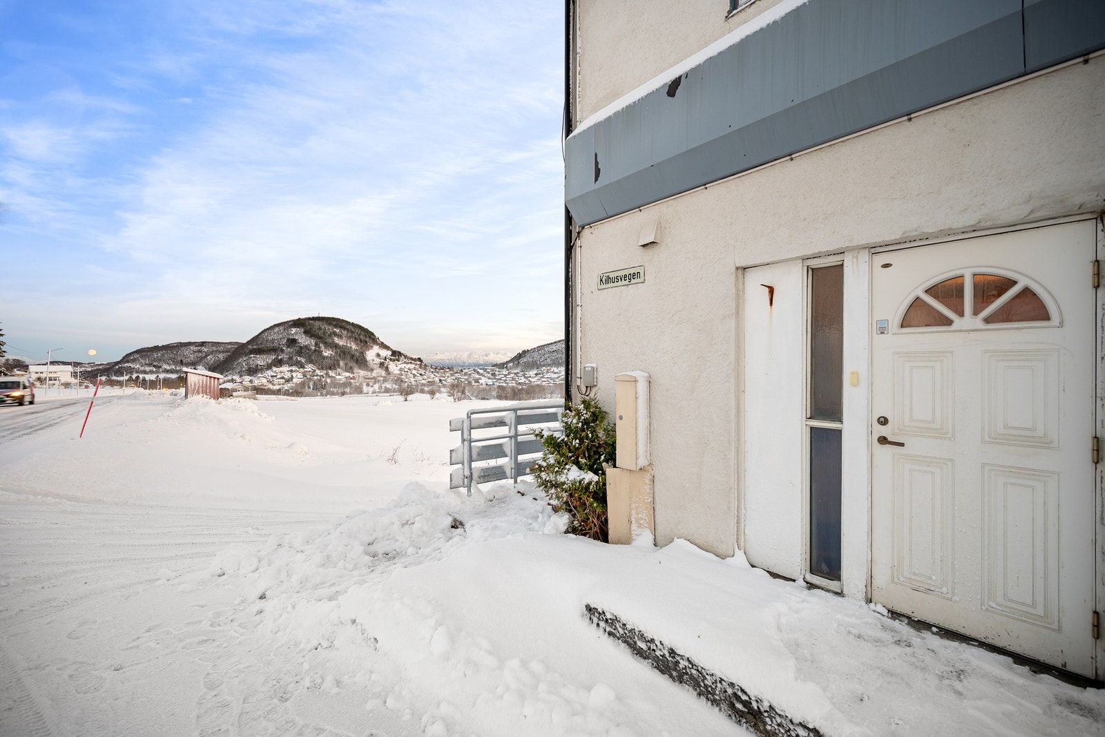 Inngang til hybelleilighet i 1. etasje - inngang til leiligheten er på venstre side med innvendig trapp opp til 2. etasje Galleribilde