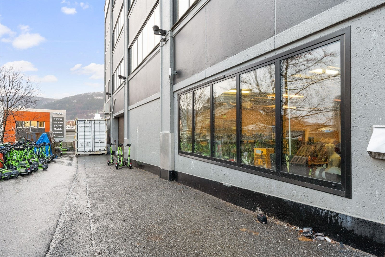 ilkomst til lagerlokalet og vindu som gir dagslys inn i lokalet Galleribilde