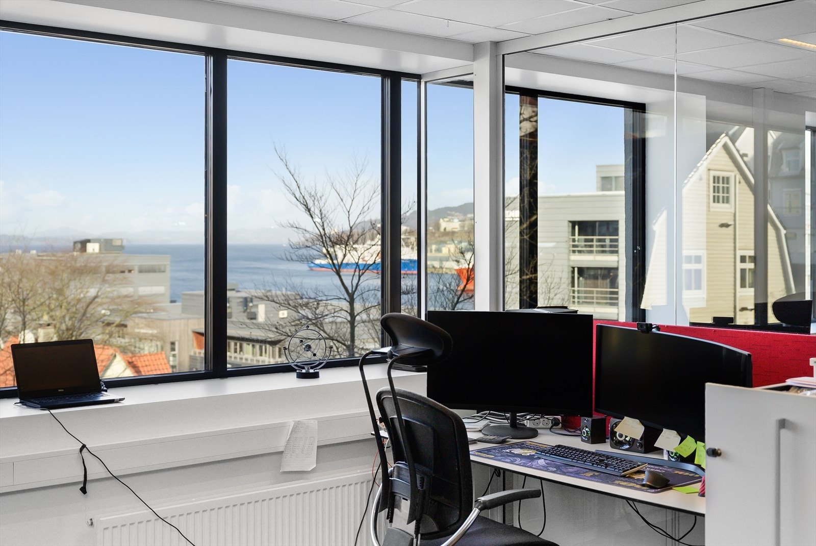 Lokalene ligger høyt og lyst med god utsikt utover Puddefjorden Galleribilde