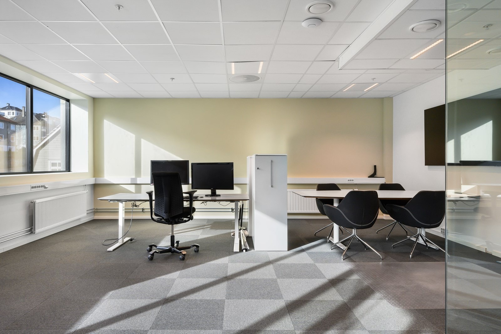 Kombinasjon mellom standard cellekontor, store cellekontor og landskap Galleribilde