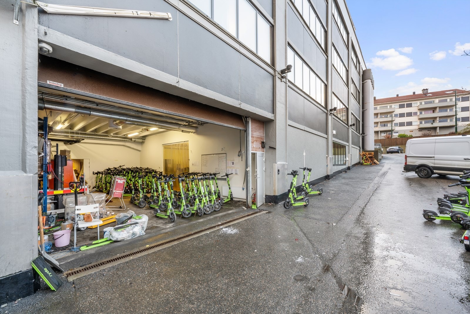 Stor rulleport inn til ledig lager areal BTA 669 m². Porten deles med annen leietaker OneCo. Portstørrelse ca. 5.2 x 2,75 meter Galleribilde