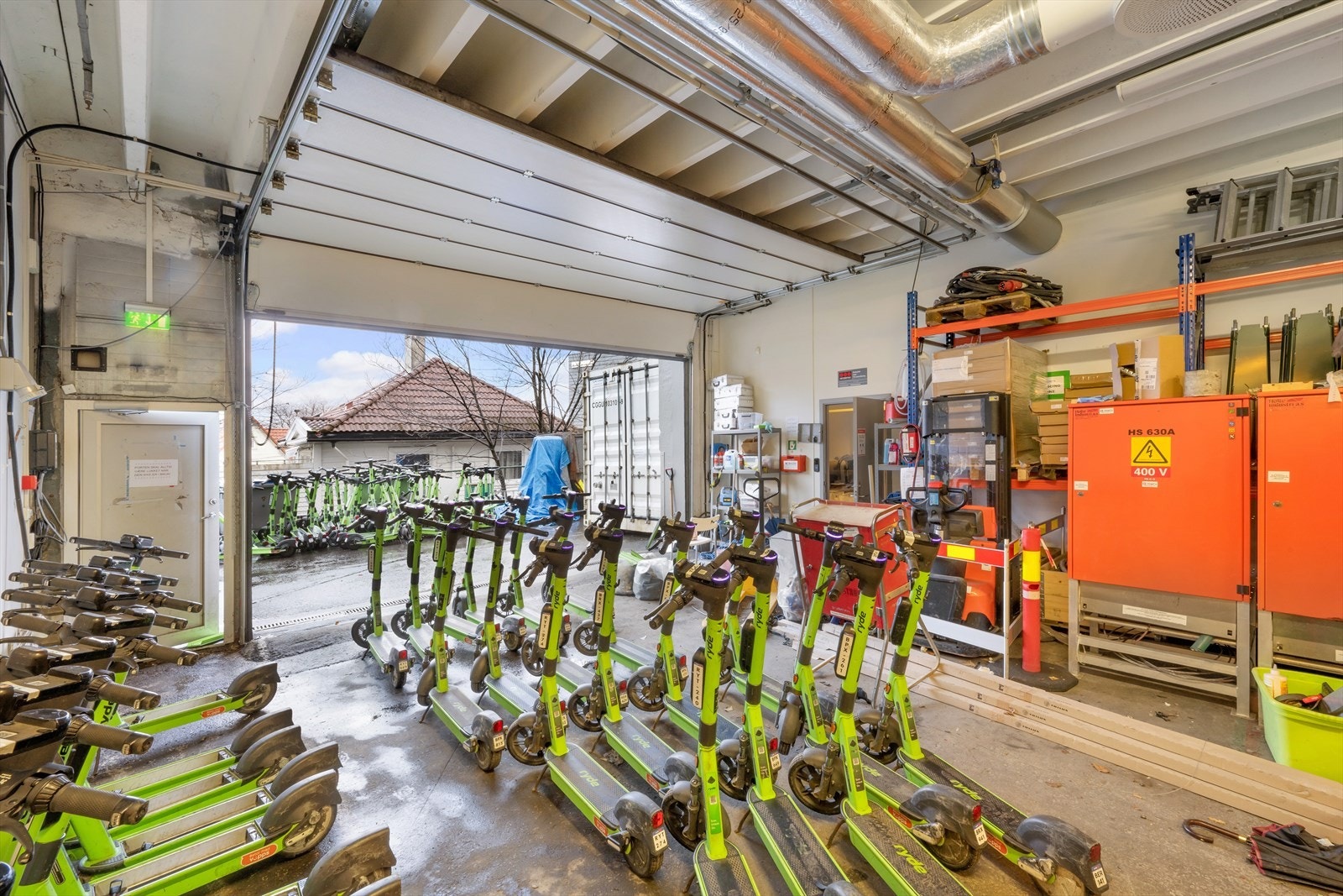 Port sluse som deles med OneCo. Portstørrelse ca. 5.2 x 2,75 meter. Galleribilde