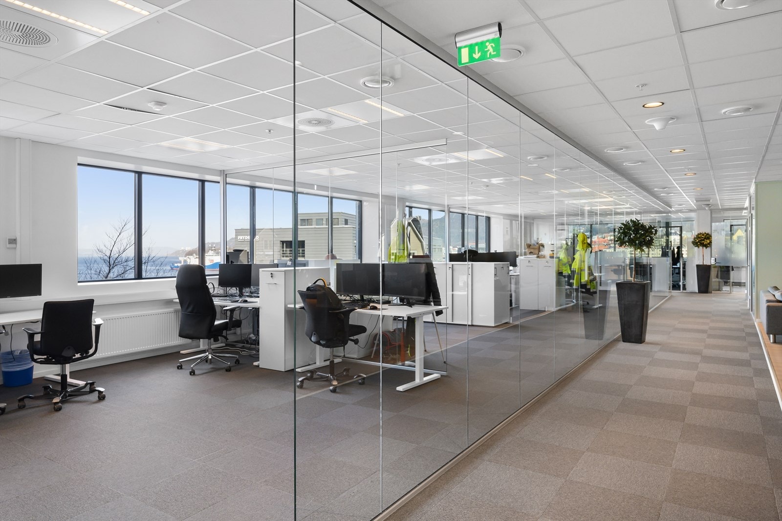 Kombinasjon mellom standard cellekontor, store cellekontor og landskap Galleribilde