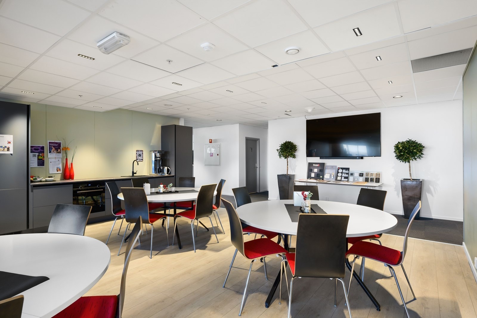 Moderne kjøkken med god spiseplass Galleribilde